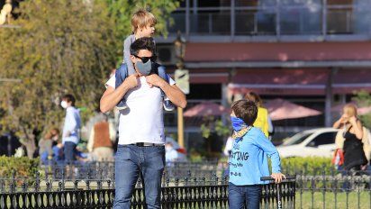 Tanto los menores como los adultos a cargo salieron respetando las medidas sanitarias por la pandemia de coronavirus. 