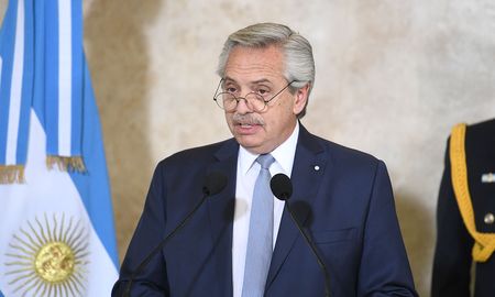 El presidente Alberto Fernández convocó para este jueves a los gobernadores luego de fallo de hoy de la Corte Suprema de Justicia que ordena al Gobierno Nacional le pague a la Ciudad de Buenos Aires el 2,95% de la masa de impuestos coparticipables. El presidente Alberto Fernández convocó para este jueves a los gobernadores luego de fallo de hoy de la Corte Suprema de Justicia que ordena al Gobierno Nacional le pague a la Ciudad de Buenos Aires el 2,95% de la masa de impuestos coparticipables.