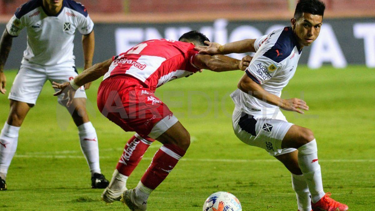 Alan Velasco intentó ser la manija de Independiente, pero Unión presentó una muralla defensiva que impedía los avances del Rojo.