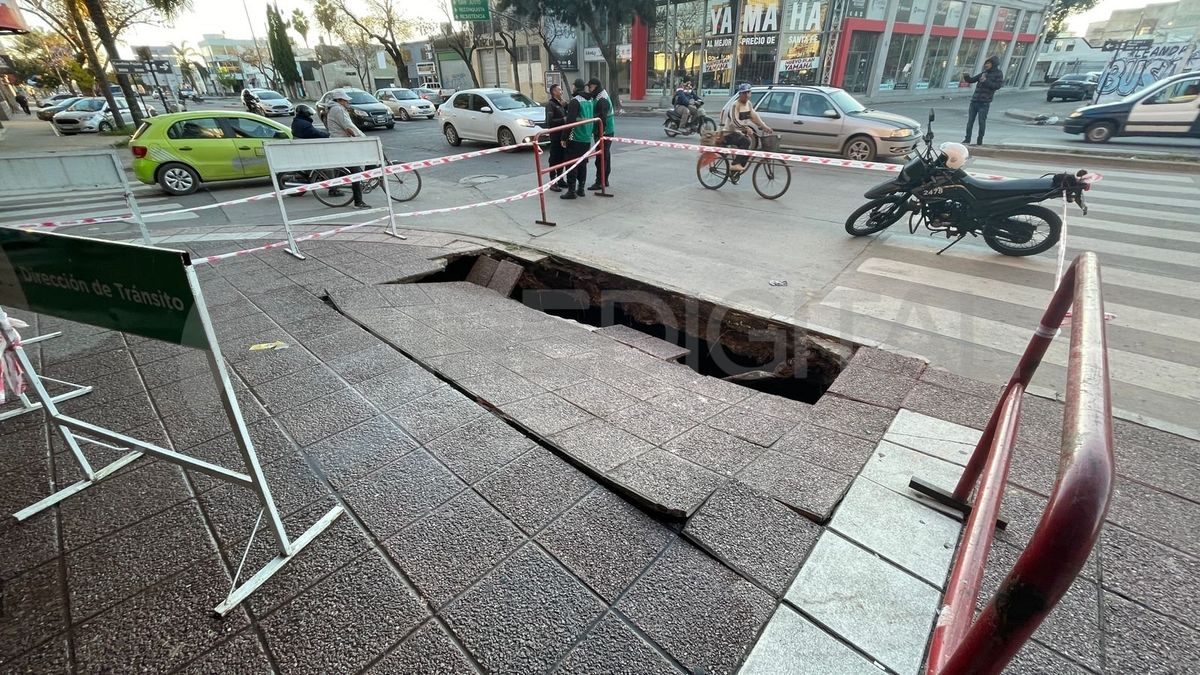 El socavón abarca al menos diez baldosas de ancho y seis de largo. El socavón abarca al menos diez baldosas de ancho y seis de largo.