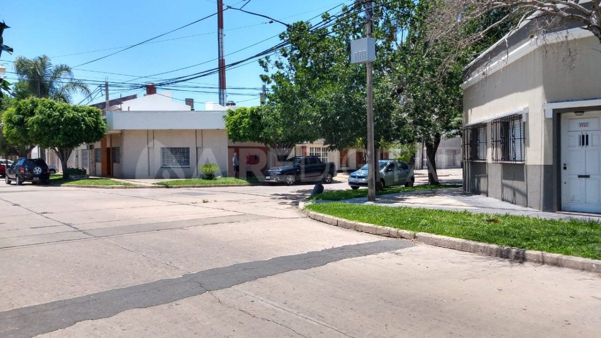 Daiana estaba junto a su pequeña hija de 5 años en la vereda cuando segundos antes de ingresar a la vivienda de su madre, un motochorro apareció en la vereda.