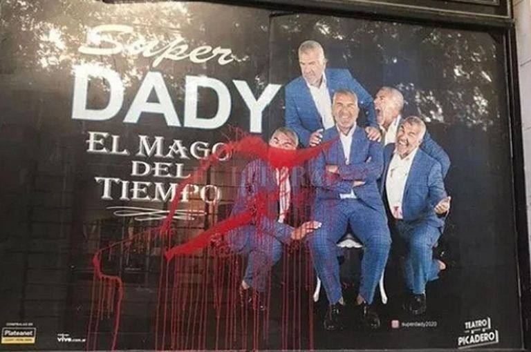 La marquesina que anuncia el espectáculo del humorista, ubicada en el teatro El Picadero, amaneció el sábado 26 bañada en pintura roja y excrementos. 