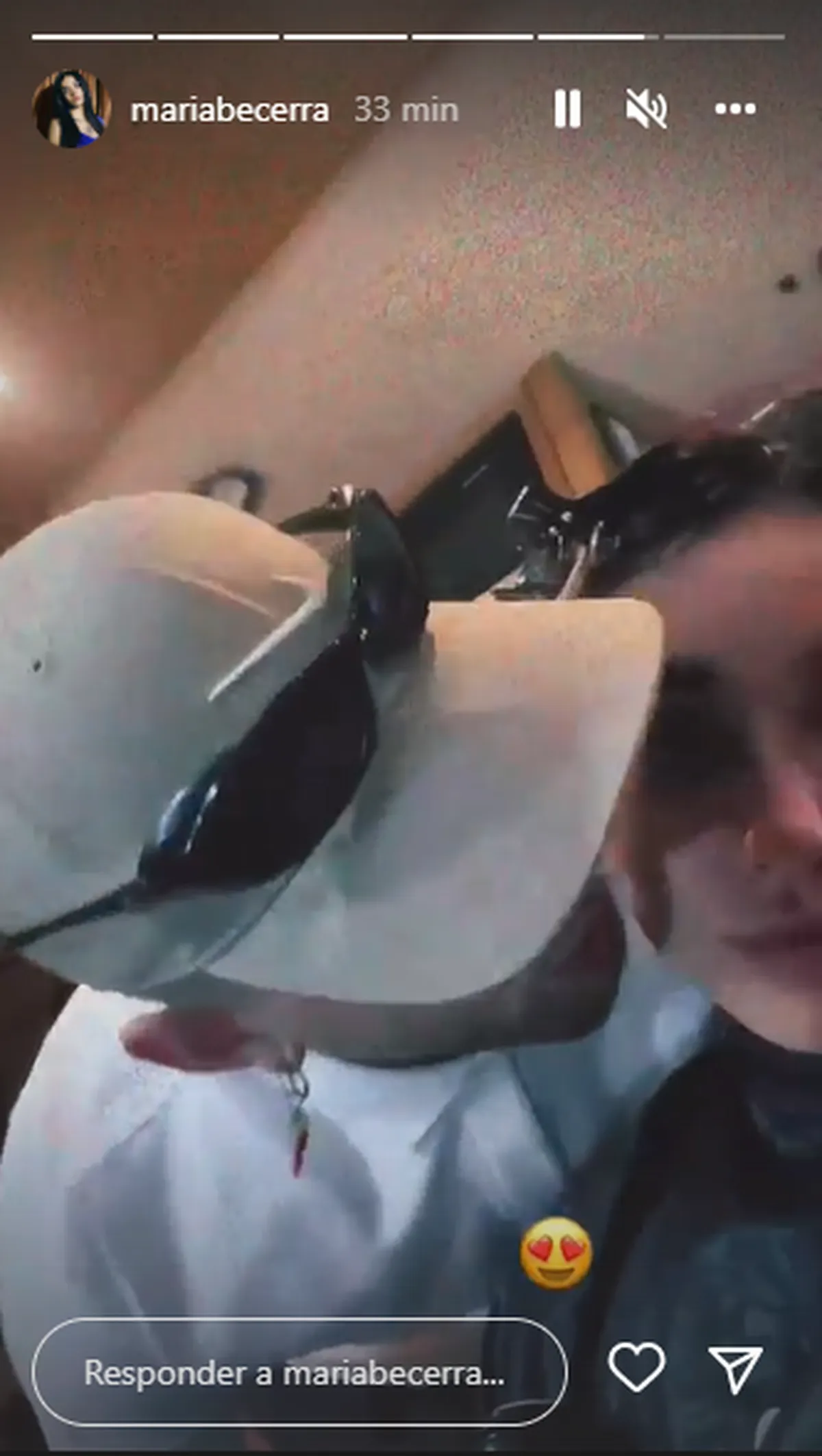 María Becerra terminó de blanquear su noviazgo con J Rei con un video a los besos.