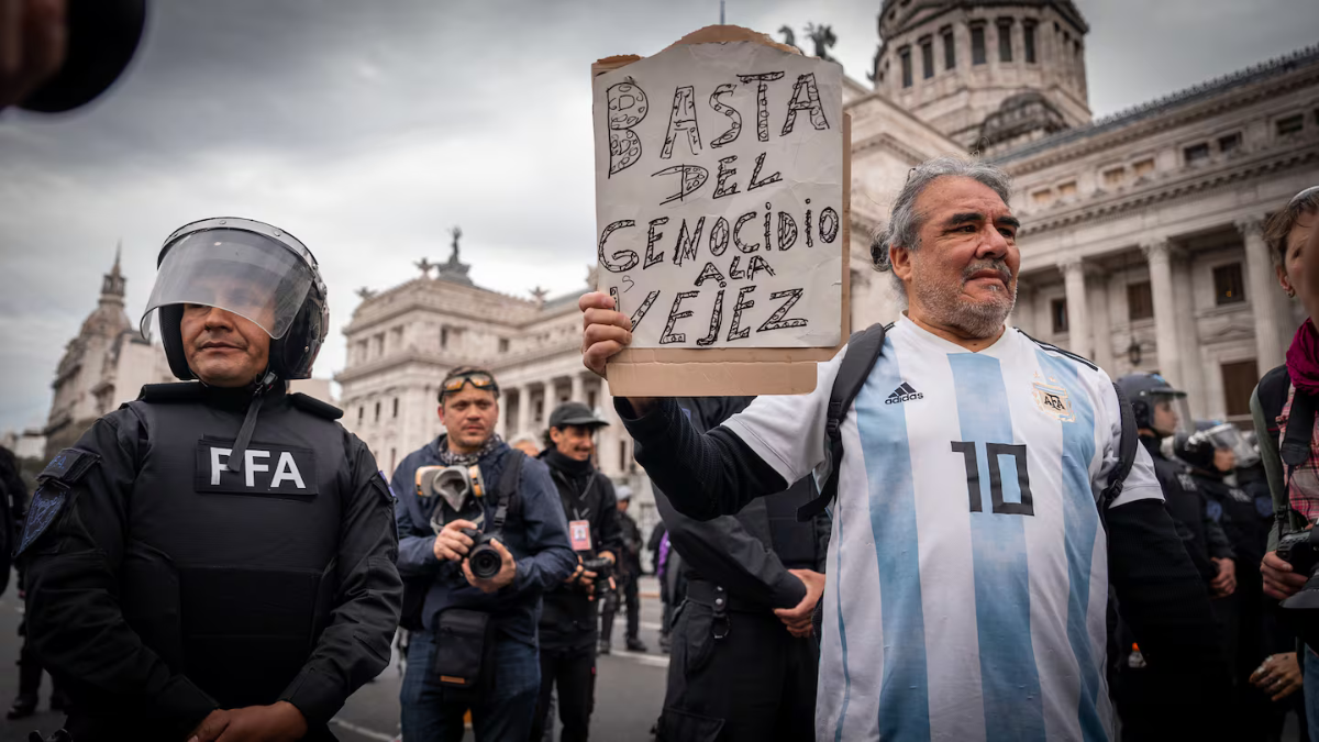 Hinchas de fútbol acompañarán a los jubilados en la marcha de este miércoles (Foto: TN/Leandro Heredia). Hinchas de fútbol acompañarán a los jubilados en la marcha de este miércoles (Foto: TN/Leandro Heredia).
