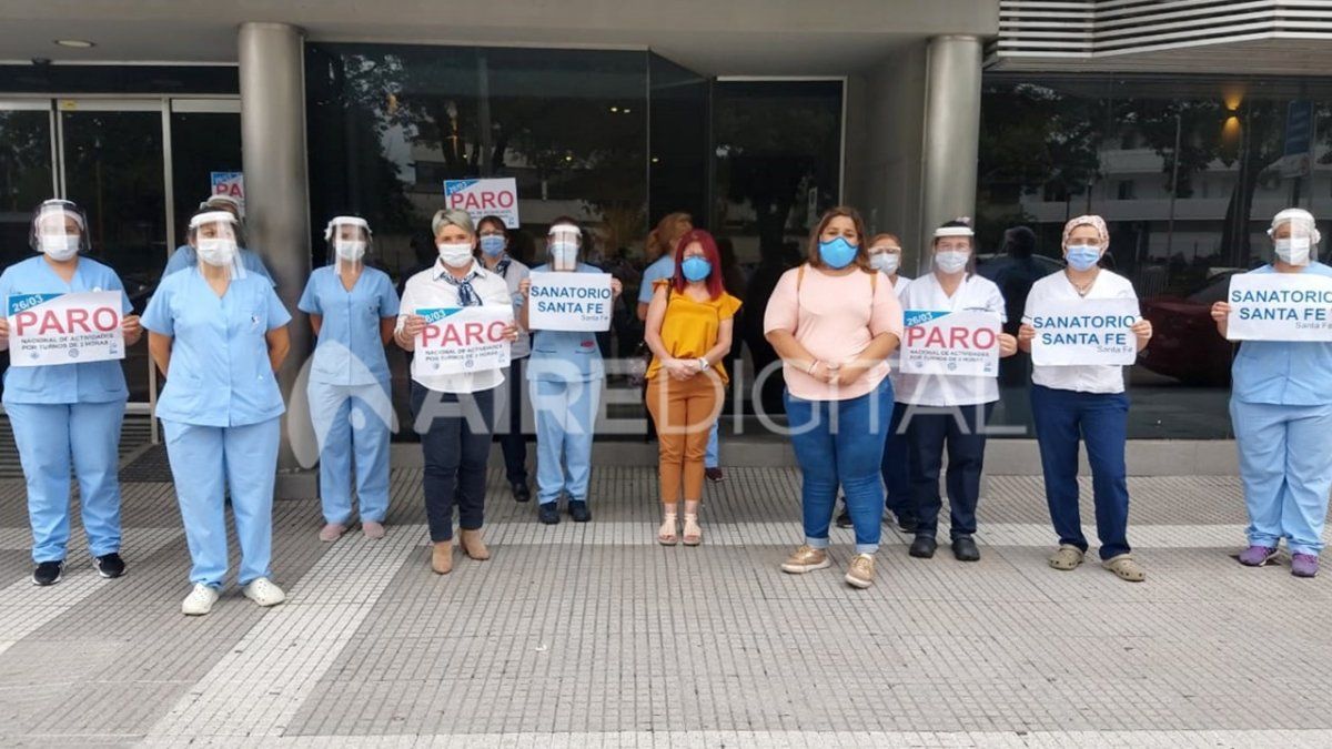 La manifestación del personal de Salud en el Sanatorio Santa Fe.