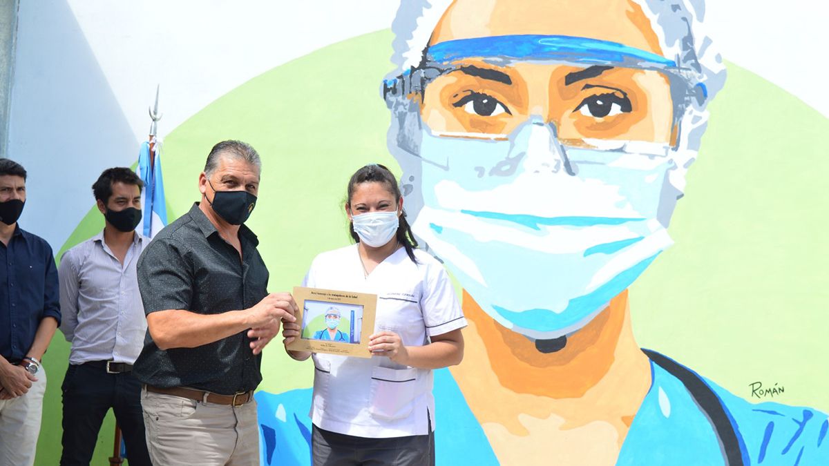 Con un mural y una placa honorífica, la comuna de Sauce Viejo, reconoció a los trabajadores de la salud.