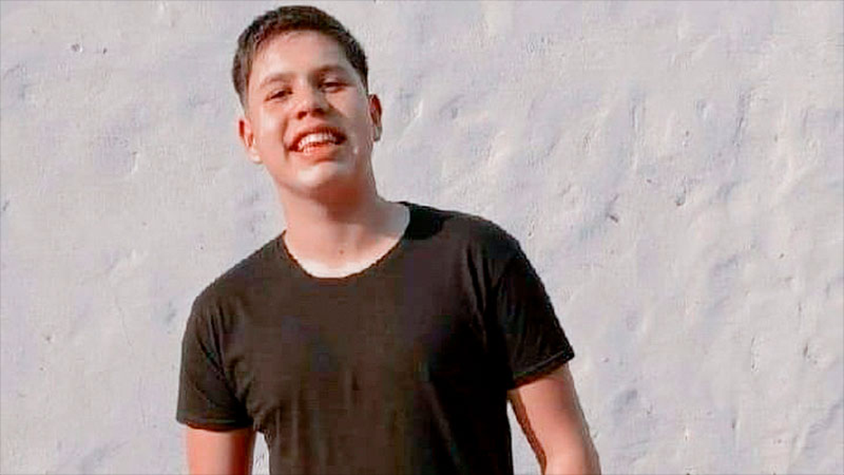 Tomás Cuello, el joven de 18 años asesinado ayer a puñaladas por una patota en la localidad bonaerense de Santa Teresita. Tomás Cuello, el joven de 18 años asesinado ayer a puñaladas por una patota en la localidad bonaerense de Santa Teresita.
