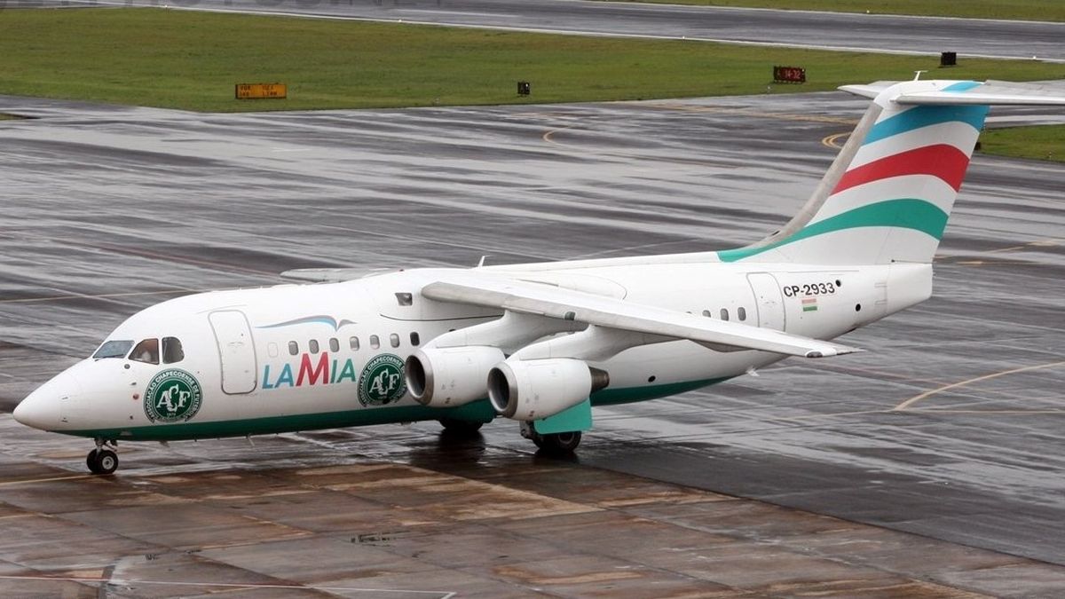 Este era el avión de LaMia que se estrelló el 28 de noviembre de 2016: un cuatrimotor British Aerospace AVRO 146-RJ85, matrícula CP-2933, que tenía una autonomía máxima de vuelo de 2970 kilómetros (1603,6 millas) y, el trayecto Santa Cruz de la Sierra-Medellín, es de 2965 kilómetros (1600,9 millas).