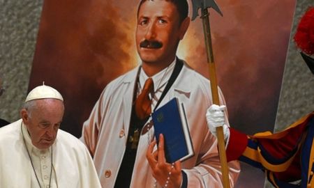 El papa Francisco proclamó este domingo santo al enfermero ítalo-argentino Artémides Zatti, conocido como el pariente de todos los pobres por su labor en la Patagonia. El papa Francisco proclamó este domingo santo al enfermero ítalo-argentino Artémides Zatti, conocido como el pariente de todos los pobres por su labor en la Patagonia.