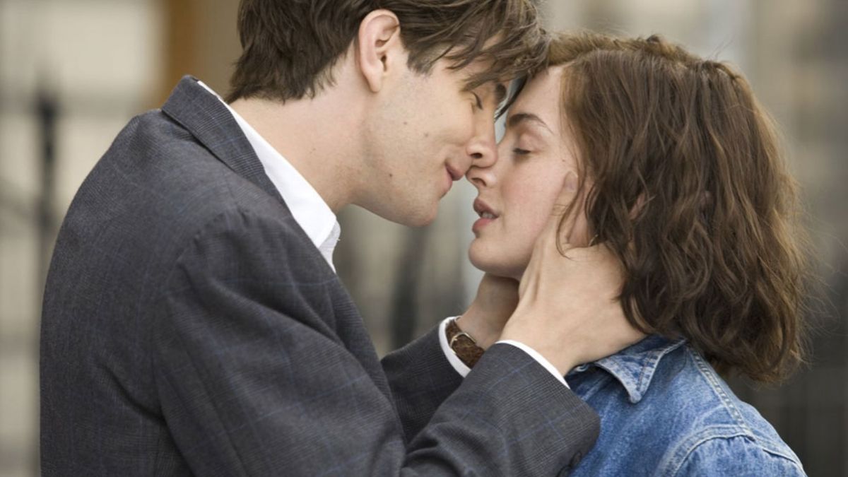 Emma y Dexter en "Siempre el mismo día" (2011). Emma y Dexter en "Siempre el mismo día" (2011).