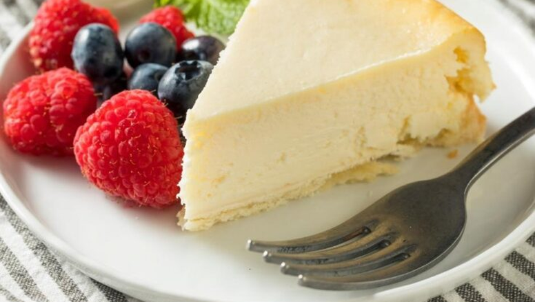 Cómo hacer una torta de queso con frutos rojos con la exquisita receta de Claudia Villafañe