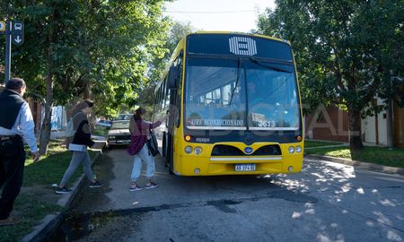 Una pareja bajó de su auto y agredió a un chofer de la línea 8 y a pasajeros que intervinieron en la pelea, en las calles de Bulevar y Rivadavia. Una pareja bajó de su auto y agredió a un chofer de la línea 8 y a pasajeros que intervinieron en la pelea, en las calles de Bulevar y Rivadavia.