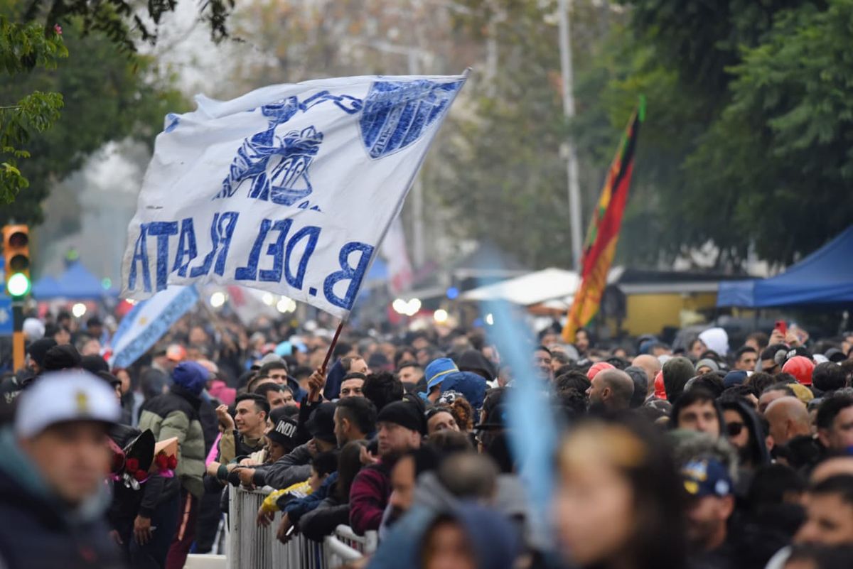 Miles de fanáticos del Indio Solari llegaron este domingo a Avellaneda para despedir a su ídolo.