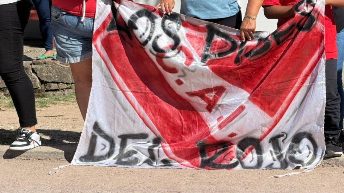 A unos 900 metros del cementerio municipal, el cortejo se detuvo frente al Club Atl&eacute;tico Independiente.