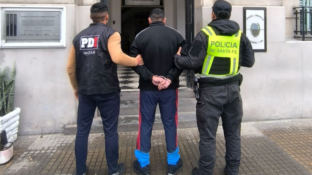 El presunto agresor circulaba a bordo de un Chevrolet Agile cuando lo detuvieron.