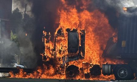 El camión perdió el control, aplastó a un auto y chocó contra otro camión: el incendio fue letal y murieron tres personas. El camión perdió el control, aplastó a un auto y chocó contra otro camión: el incendio fue letal y murieron tres personas.