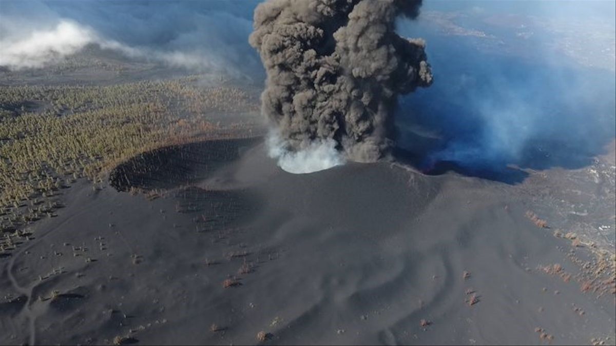 Desde que el volcán entró en erupción el 19 de septiembre, por primera vez en 50 años, las conexiones aéreas con esta isla del archipiélago español de Canarias, situado frente a las costas de Marruecos, se ven afectadas regularmente.