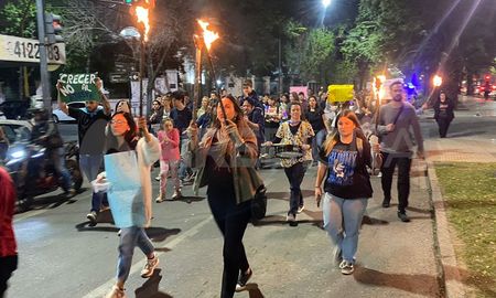 Los prestadores caminaron por el cantero central de Bulevar, hasta la altura de calle Belgrano, y luego bajaron a la calle para hacer oír su reclamo. Los prestadores caminaron por el cantero central de Bulevar, hasta la altura de calle Belgrano, y luego bajaron a la calle para hacer oír su reclamo.