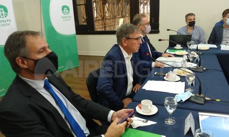 El intendente de Santa Fe, Emilio Jatón, al término de la reunión del Consejo Municipal de Seguridad anunció que la policía tendrá un rol más activo en los controles de motos. El intendente de Santa Fe, Emilio Jatón, al término de la reunión del Consejo Municipal de Seguridad anunció que la policía tendrá un rol más activo en los controles de motos.