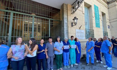Paritaria de Salud en Santa Fe: abrazo simbólico de autoconvocados en el Hospital Cullen. Paritaria de Salud en Santa Fe: abrazo simbólico de autoconvocados en el Hospital Cullen.