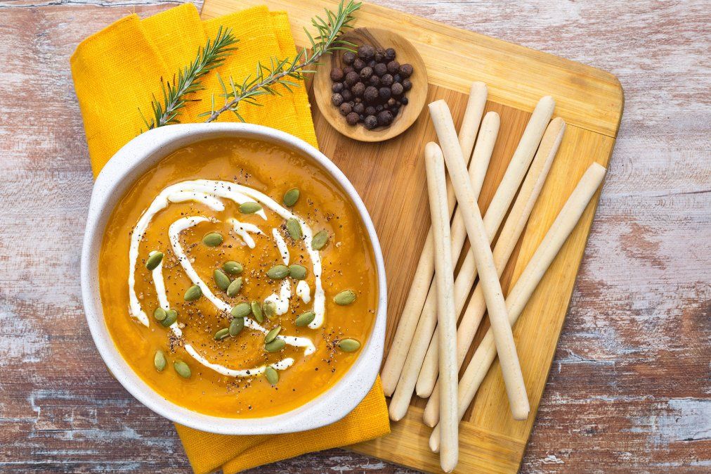 Cómo hacer sopa crema de zapallo con queso: una receta apta para el otoño