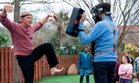 Cobra Kai con su cuarta temporada estará disponible en Netflix el próximo 31 de diciembre. Lo bueno es que esta serie promete más temporadas y sin olvidar algunos spin-off que ya están comenzando a ser escritos. Cobra Kai con su cuarta temporada estará disponible en Netflix el próximo 31 de diciembre. Lo bueno es que esta serie promete más temporadas y sin olvidar algunos spin-off que ya están comenzando a ser escritos.