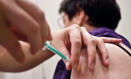 Las personas que deben inmunizarse son las que tienen más de 65 años, quienes padecen enfermedades crónicas, los chicos menores de dos años y las embarazadas (grupos de riesgo). Las personas que deben inmunizarse son las que tienen más de 65 años, quienes padecen enfermedades crónicas, los chicos menores de dos años y las embarazadas (grupos de riesgo).