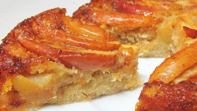 Revolución saludable: cómo preparar una torta invertida de manzana sin harina ni horno
