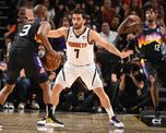 Con Facundo Campazzo en cancha, Denver Nuggets volvió a perder con Phoenix Suns y está 2-0 abajo en las semifinales de los playoffs de la NBA. Con Facundo Campazzo en cancha, Denver Nuggets volvió a perder con Phoenix Suns y está 2-0 abajo en las semifinales de los playoffs de la NBA.