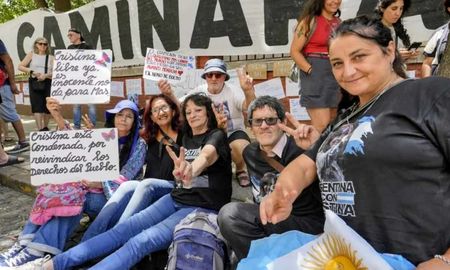 Banderas y mensajes de apoyo se desplegaron en la puerta del sanatorio mientras continúa la expectativa por su evolución. Banderas y mensajes de apoyo se desplegaron en la puerta del sanatorio mientras continúa la expectativa por su evolución.