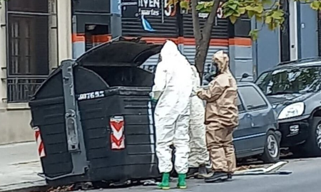 El momento en que los especialistas retiran la lata de adentro del contenedor de basura. El momento en que los especialistas retiran la lata de adentro del contenedor de basura.