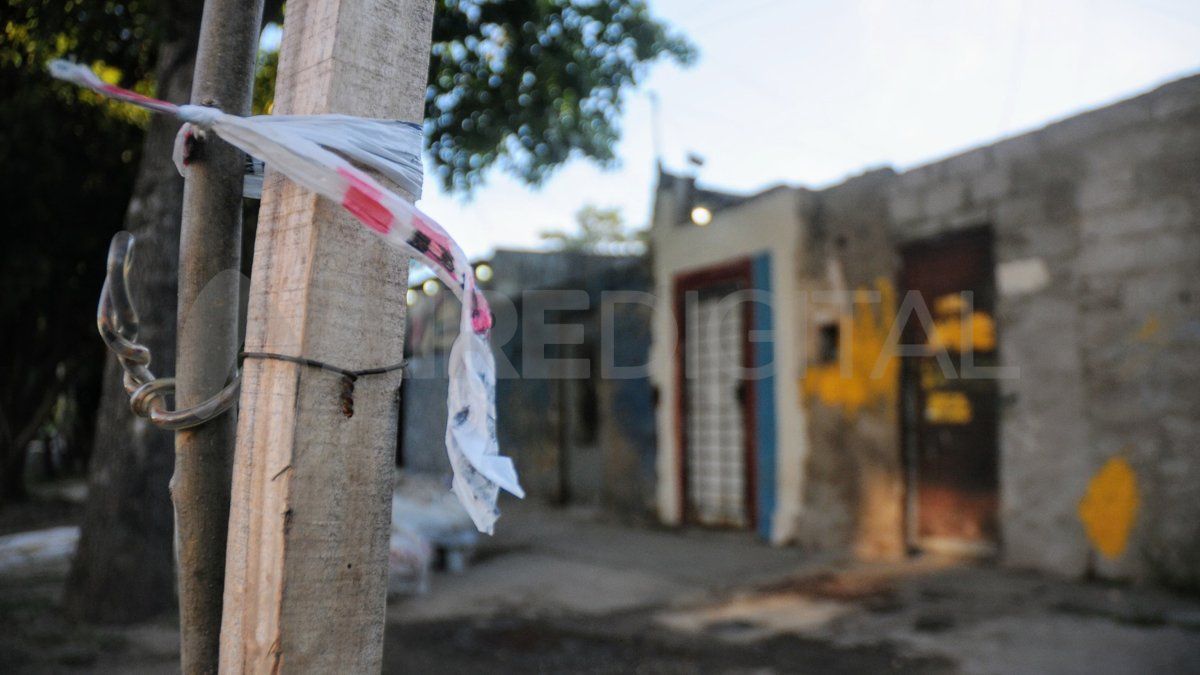 Dos sicarios dispararon a mansalva contra cuatro mujeres que tomaban mate en la vereda. Dos murieron en el acto y las otras están en estado reservado. Dos sicarios dispararon a mansalva contra cuatro mujeres que tomaban mate en la vereda. Dos murieron en el acto y las otras están en estado reservado.
