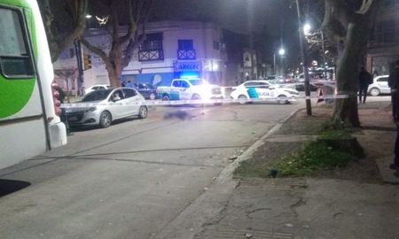Una joven murió al caer de un colectivo que viajaba en Mendoza con la puerta abierta. Una joven murió al caer de un colectivo que viajaba en Mendoza con la puerta abierta.