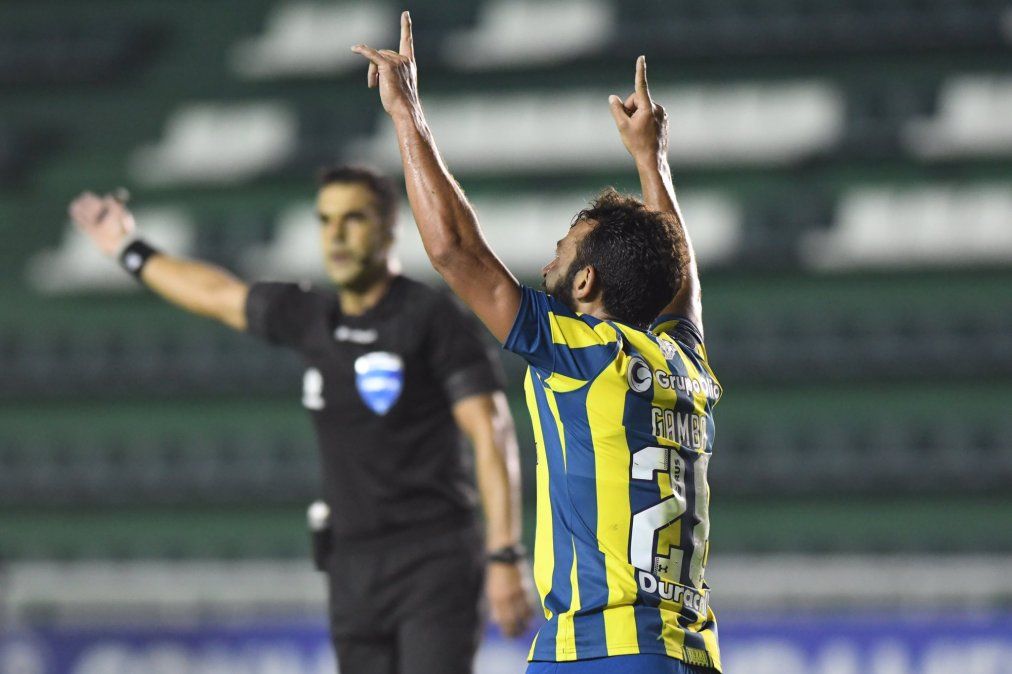 Rosario Central goleó y depende de sí mismo para clasificar.