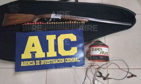 Secuestraron del domicilio un arma de fuego con sus respectivos cartuchos y un boyero eléctrico. Secuestraron del domicilio un arma de fuego con sus respectivos cartuchos y un boyero eléctrico.