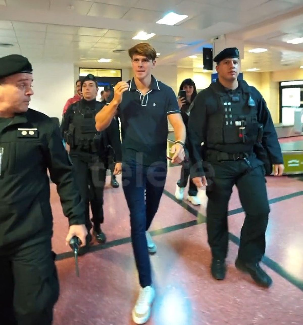 Marcos Ginocchio se retiró del aeropuerto de Salta escoltado por varios policías.