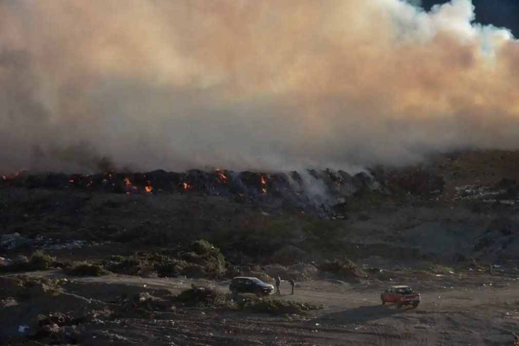 Impactante incendio forestal en Chubut: declaran alerta naranja y emergencia ígnea