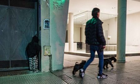 La escultura hiperrealista instalada en Palermo Hollywood ya fue vandalizada en dos oportunidades y provoca reacciones encontradas entre vecinos y transeúntes. La escultura hiperrealista instalada en Palermo Hollywood ya fue vandalizada en dos oportunidades y provoca reacciones encontradas entre vecinos y transeúntes.