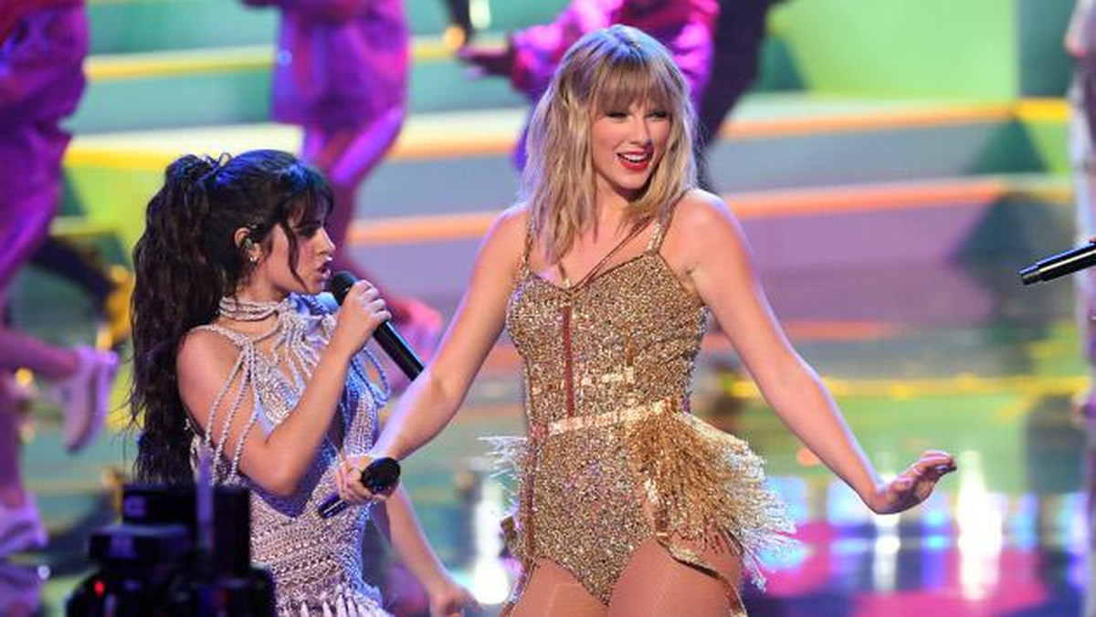 Taylor y Camila actuando juntas en una ceremonia de premios