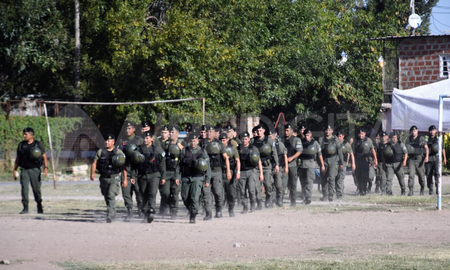 Mientras efectivos de Gendarmería Nacional vigilaban el barrio donde fue asesinado Máximo Geréz, se produjo otra balacera contra una vivienda. Mientras efectivos de Gendarmería Nacional vigilaban el barrio donde fue asesinado Máximo Geréz, se produjo otra balacera contra una vivienda.