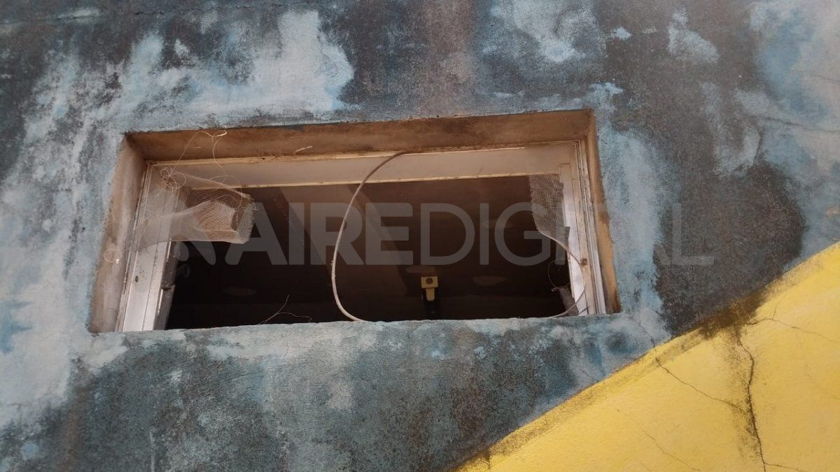 Los delincuentes saltaron el tapial que rodea al predio, destruyeron aberturas y robaron todo lo que pudieron.