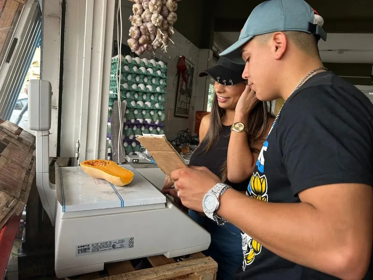 Daniela Celis aprendió a usar la balanza y ahora trabaja en la verdulería de Thiago Medina.