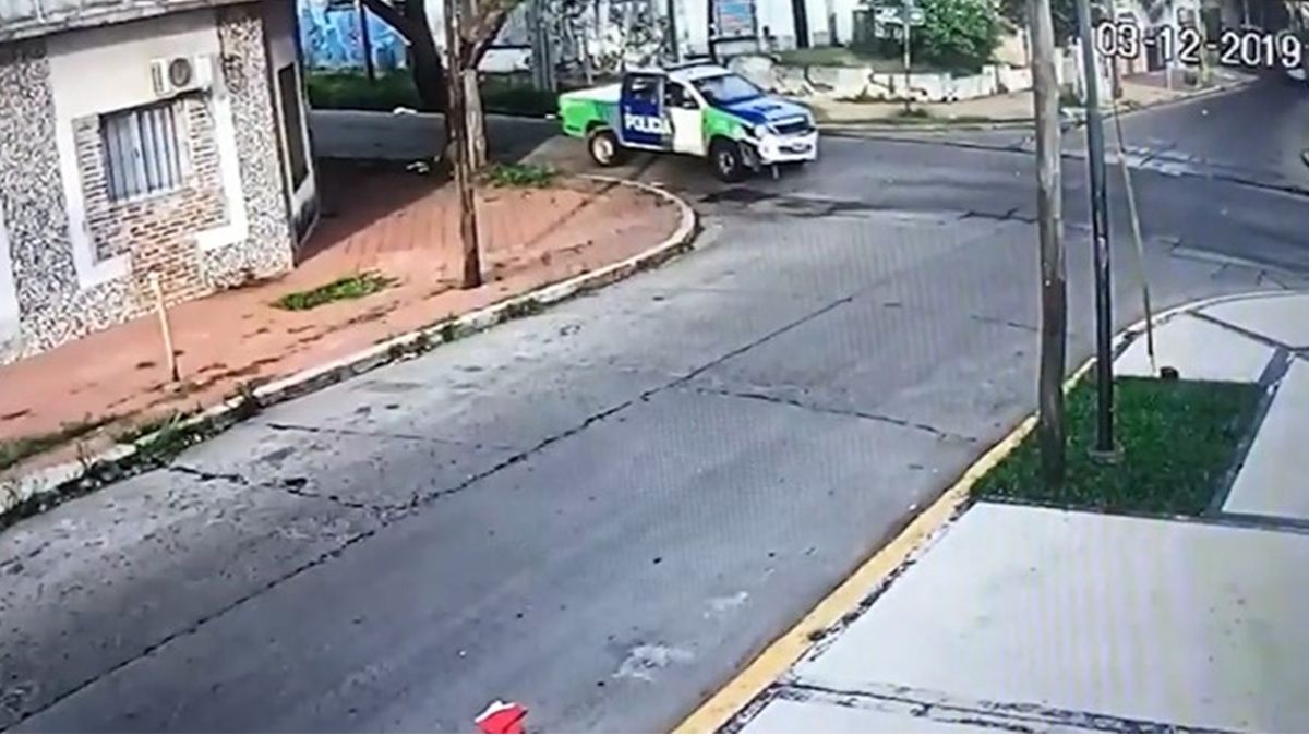 Video: un patrullero chocó y mató a un ladrón que circulaba en una moto robada