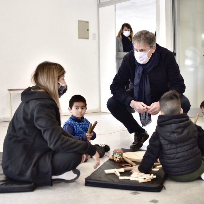 El intendente Emilio Jatón visitó el establecimiento de barrio Chalet, donde las docentes y los niños y niñas le abrieron las puertas para recibirlo.