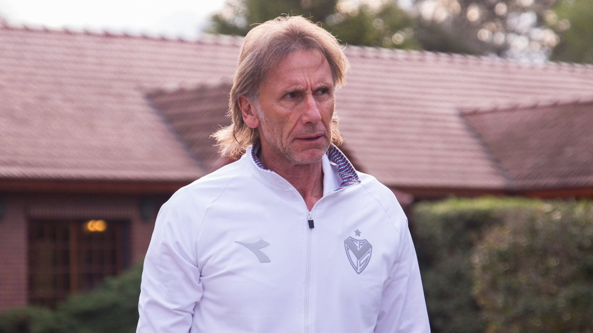 Ricardo Gareca decidió dar un paso al costado como técnico de Vélez por no poder torcer el rumbo del equipo. Ricardo Gareca decidió dar un paso al costado como técnico de Vélez por no poder torcer el rumbo del equipo.