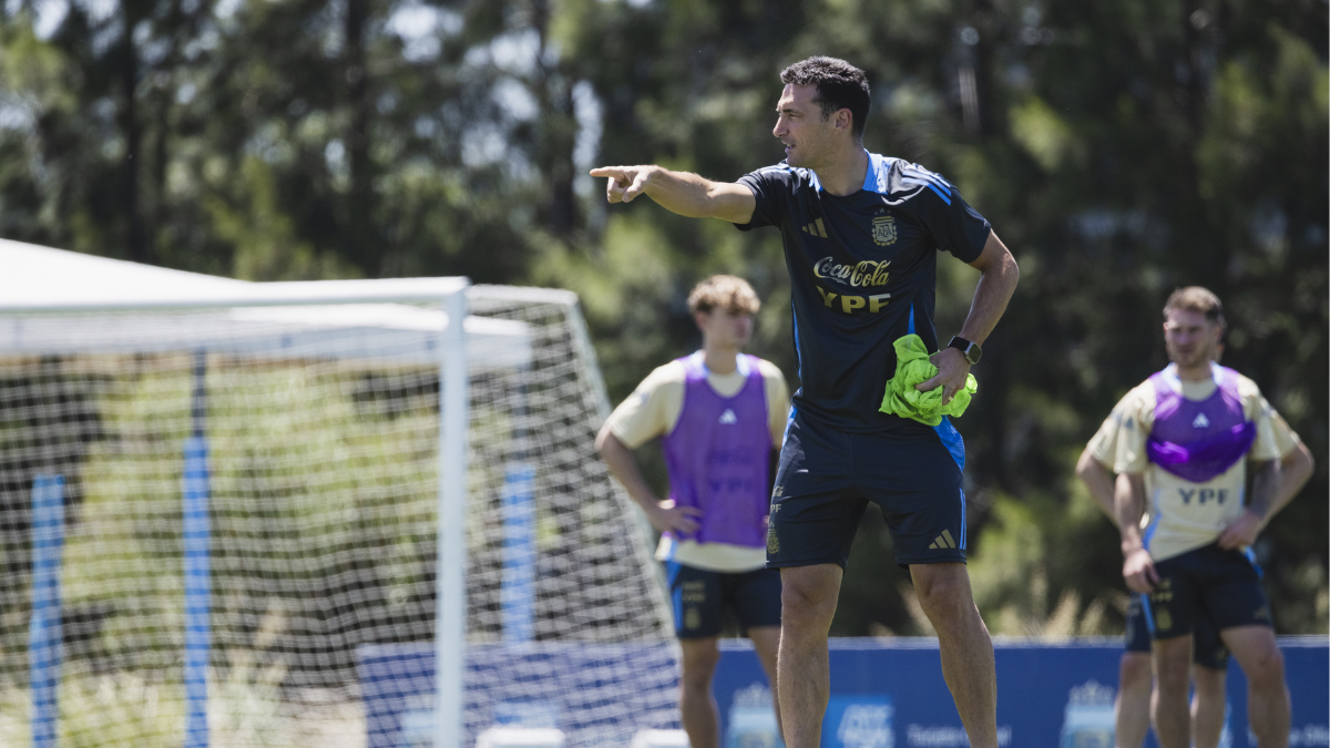 Más problemas para Scaloni: una figura de la Selección Argentina se queda afuera del partido contra Perú por lesión