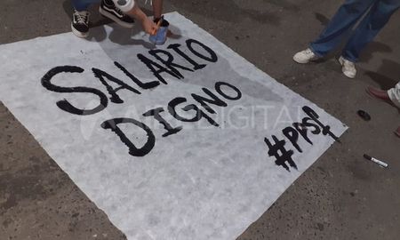 Policías autoconvocados continúan con las manifestaciones frente a la URII Policías autoconvocados continúan con las manifestaciones frente a la URII