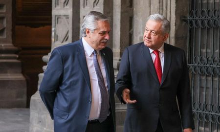 El presidente Alberto Fernández y su par de México, Andrés López Obrador, destacaron este martes los esfuerzos conjuntos para producir la vacuna británica contra el coronavirus para América Latina de la Universidad de Oxford y el laboratorio AstraZeneca y anunciaron que, a partir de abril, las dosis estarán disponibles para la región. El presidente Alberto Fernández y su par de México, Andrés López Obrador, destacaron este martes los esfuerzos conjuntos para producir la vacuna británica contra el coronavirus para América Latina de la Universidad de Oxford y el laboratorio AstraZeneca y anunciaron que, a partir de abril, las dosis estarán disponibles para la región.