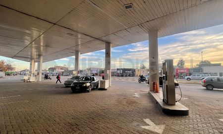Una pareja pidió llenar el tanque en una estación de servicio de Santa Fe y se marchó a toda velocidad sin pagar Una pareja pidió llenar el tanque en una estación de servicio de Santa Fe y se marchó a toda velocidad sin pagar