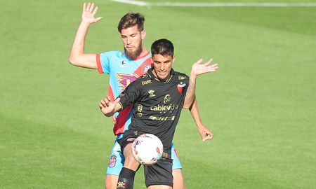 Nicolás Leguizamón se fracturó una costilla y será baja para el partido entre Colón y San Lorenzo de este lunes. Nicolás Leguizamón se fracturó una costilla y será baja para el partido entre Colón y San Lorenzo de este lunes.